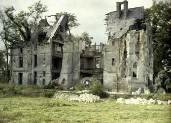 Ruines du château Plessis après la retraite des Allemands, Noyon, Oise, France, 1917